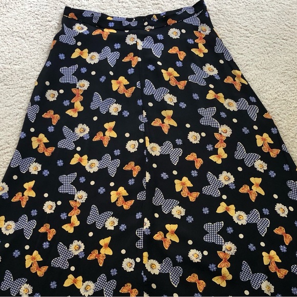Skirt - prettiest little butterfly and daisies skirt that buttons down the front - Picture 4 of 10